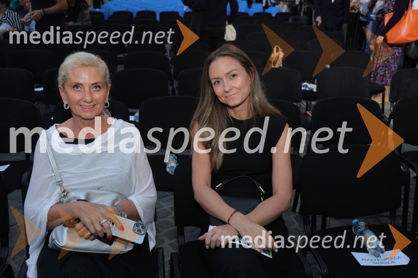 Druženje pred odpovedano baletno predstavo Romeo in Julija na Glavnem trgu v Mariboru