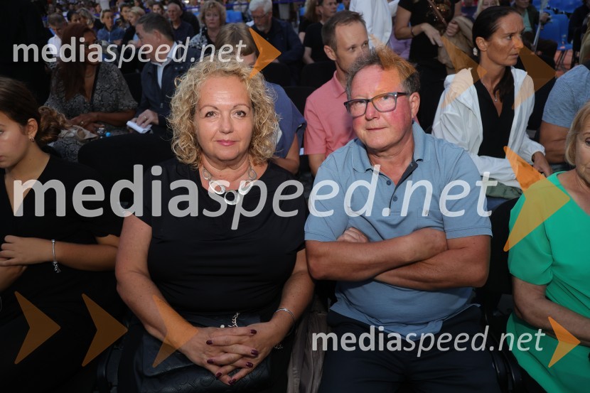  Alenka Iskra, podžupanja Mestne občine Maribor za področje sociale, socialnega podjetništva, kulture in turizma ter društev in nevladnih organizacij;   Danilo IskraDruženje pred odpovedano baletno predstavo Romeo in Julija na Glavnem trgu v Mariboru