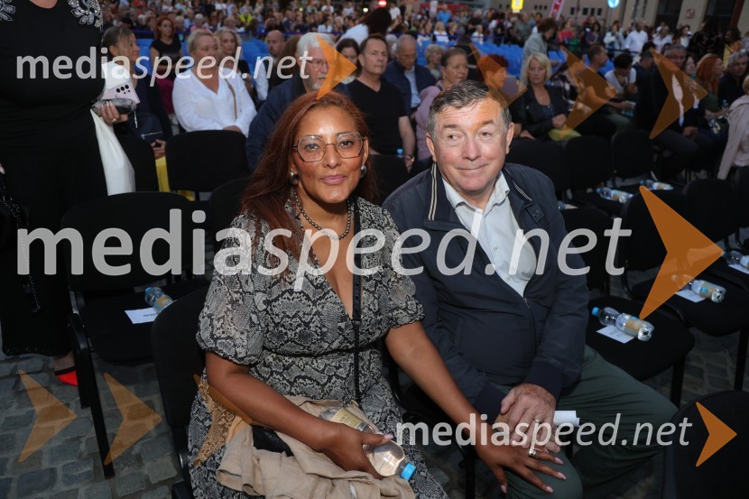  Elisangela Sandes; dr. Andrej Fištravec, bivši župan Mestne občine MariborDruženje pred odpovedano baletno predstavo Romeo in Julija na Glavnem trgu v Mariboru