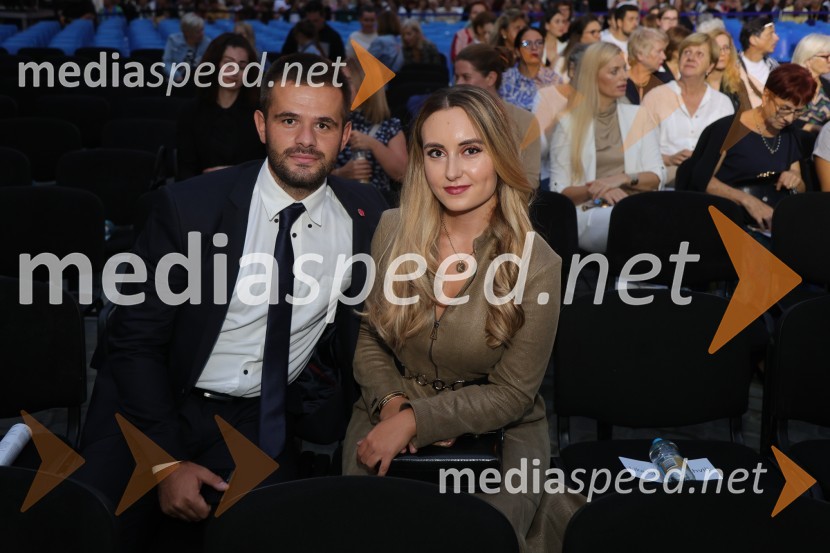 Druženje pred odpovedano baletno predstavo Romeo in Julija na Glavnem trgu v Mariboru