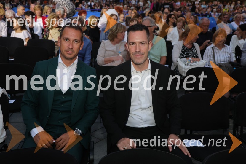 Druženje pred odpovedano baletno predstavo Romeo in Julija na Glavnem trgu v Mariboru