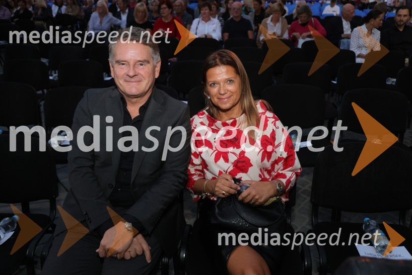  Ranko Šmigoc, direktor, Marprom;  Renata ŠmigocDruženje pred odpovedano baletno predstavo Romeo in Julija na Glavnem trgu v Mariboru