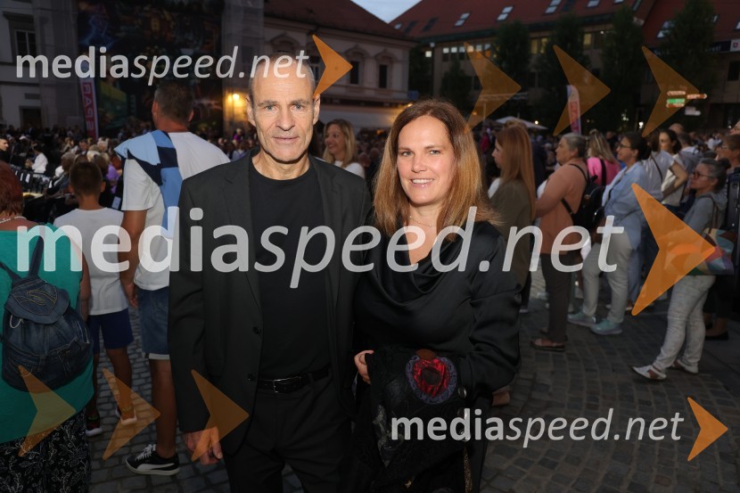  ... ;  Vera Kocbek, vodja marketinga, Zavarovalnica GraweDruženje pred odpovedano baletno predstavo Romeo in Julija na Glavnem trgu v Mariboru