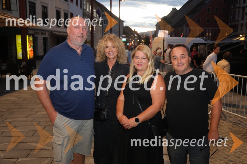 Druženje pred odpovedano baletno predstavo Romeo in Julija na Glavnem trgu v Mariboru