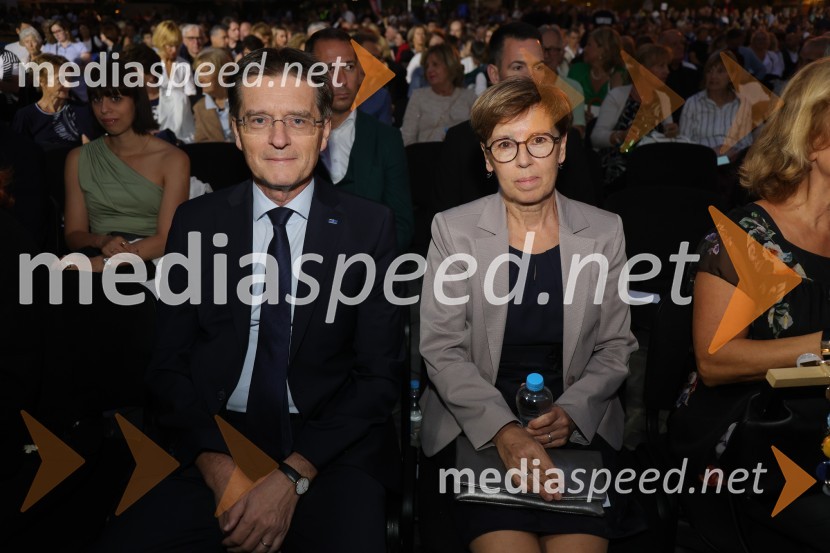 prof. dr. Zdravko Kačič, rektor Univerze v Mariboru;  ... Druženje pred odpovedano baletno predstavo Romeo in Julija na Glavnem trgu v Mariboru