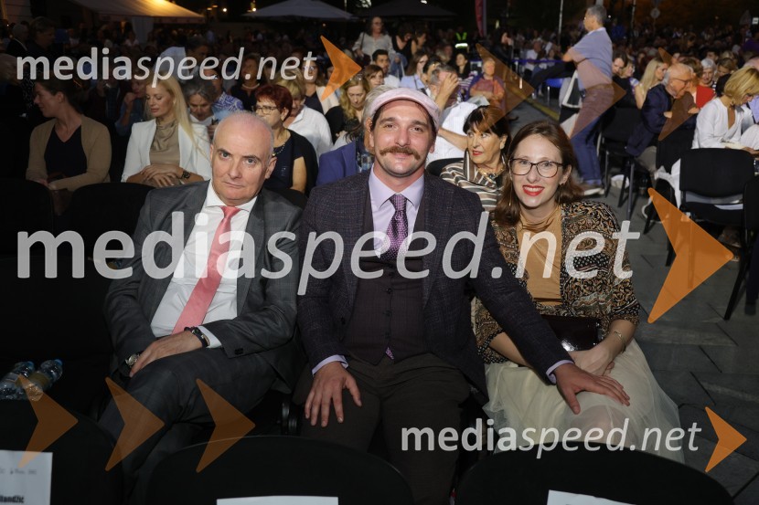 Druženje pred odpovedano baletno predstavo Romeo in Julija na Glavnem trgu v Mariboru