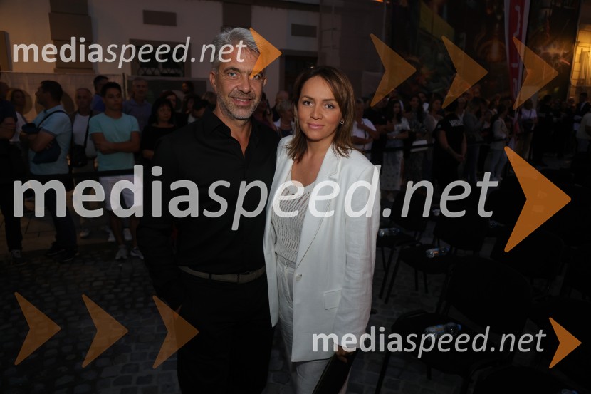  Marko Arsenovič, managing director, s.Oliver Slovenia & Croatia;  Tina RajteričDruženje pred odpovedano baletno predstavo Romeo in Julija na Glavnem trgu v Mariboru