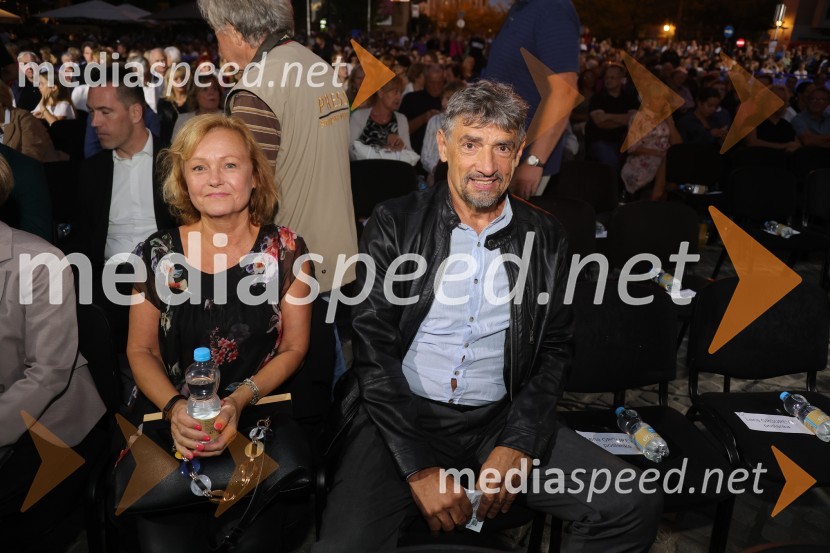 Druženje pred odpovedano baletno predstavo Romeo in Julija na Glavnem trgu v Mariboru