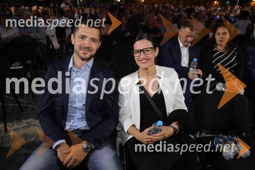 Druženje pred odpovedano baletno predstavo Romeo in Julija na Glavnem trgu v Mariboru