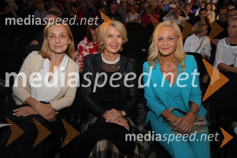 dr. Alja  Brglez, šefinja kabineta bivšega predsednika RS;  Nevenka Črešnar Pergar, lastnica in direktorica podjetja NP Consulting; dr. Jerneja Kastelic, direktorica, FarmadentDruženje pred odpovedano baletno predstavo Romeo in Julija na Glavnem trgu v Mariboru