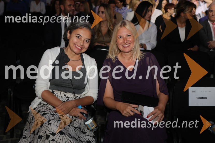  ... ;  Nataša Ritonija, direktorica Regionalne razvojne agencije za PodravjeDruženje pred odpovedano baletno predstavo Romeo in Julija na Glavnem trgu v Mariboru