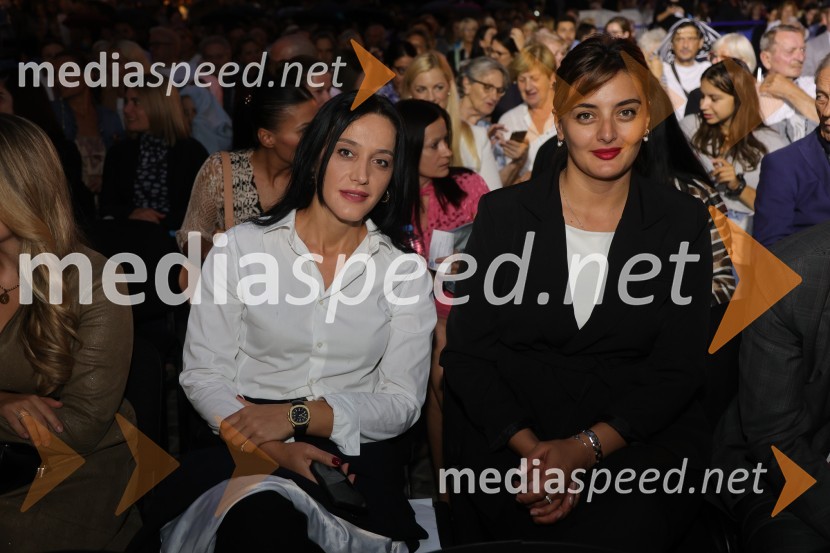 Druženje pred odpovedano baletno predstavo Romeo in Julija na Glavnem trgu v Mariboru