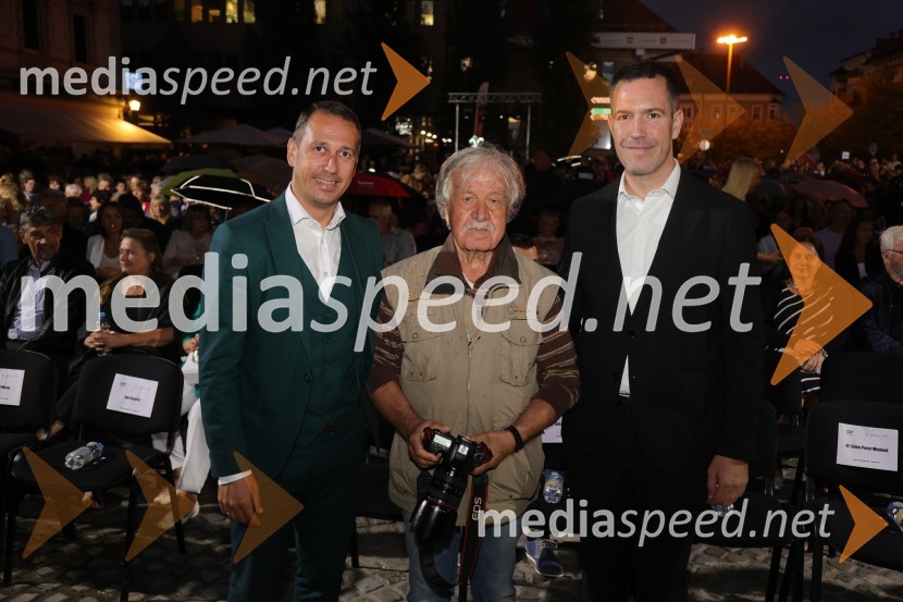  ... ;  Rade  Bakračevič, predsednik Nadzornega odbora Zveze Srbov Slovenije, fotograf;  ... Druženje pred odpovedano baletno predstavo Romeo in Julija na Glavnem trgu v Mariboru