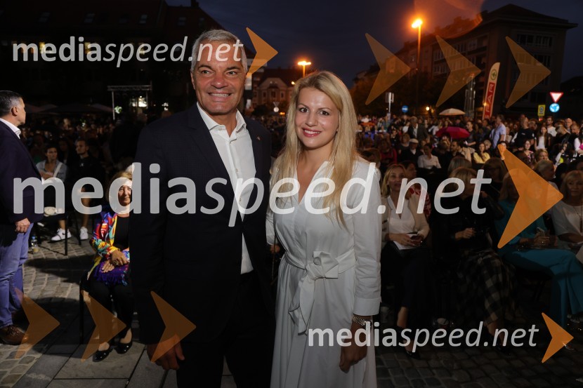  Aleksander Saša Arsenovič, župan, Mestna občina Maribor;  Katja Arsenovič, direktorica Rožmarin Hospitality GroupDruženje pred odpovedano baletno predstavo Romeo in Julija na Glavnem trgu v Mariboru