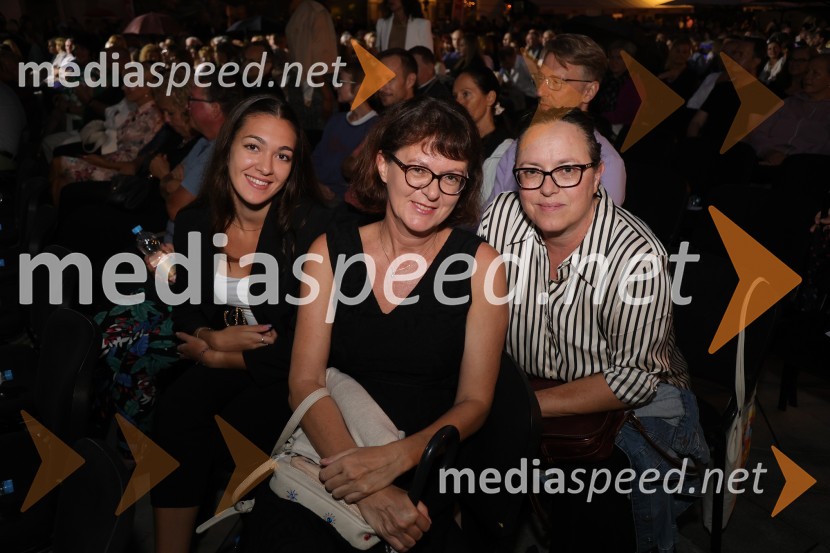 Druženje pred odpovedano baletno predstavo Romeo in Julija na Glavnem trgu v Mariboru