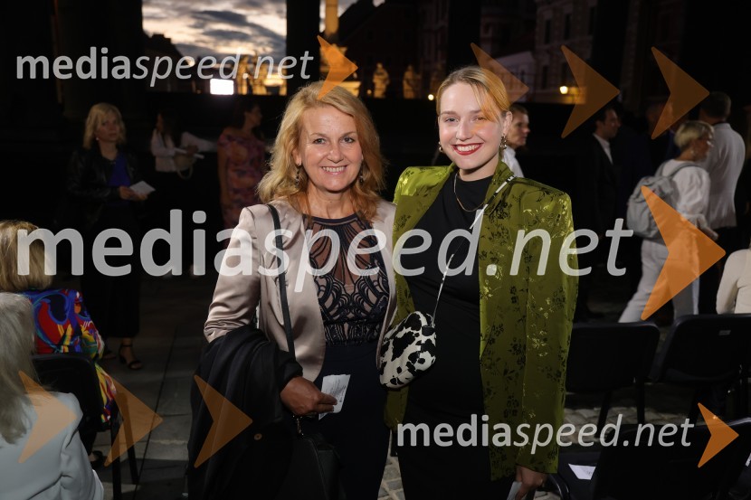 Druženje pred odpovedano baletno predstavo Romeo in Julija na Glavnem trgu v Mariboru