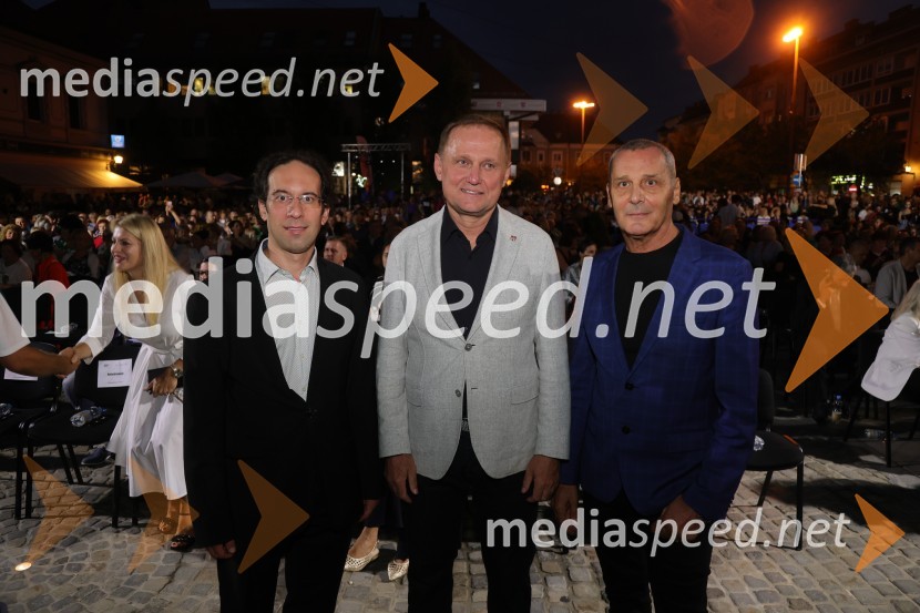  Simon Krečič, umetniški direktor Opere SNG Maribor; dr. Samo Peter Medved,  podžupan, Mestna občina Maribor ;  Danilo Rošker, direktor SNG MariborDruženje pred odpovedano baletno predstavo Romeo in Julija na Glavnem trgu v Mariboru