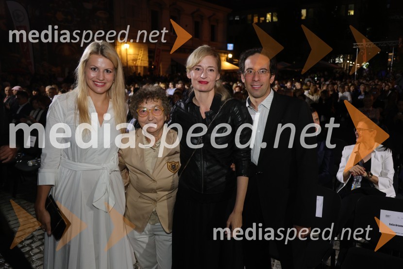  Katja Arsenovič, direktorica Rožmarin Hospitality Group;  Dragica Petrovič, režiserka in producentka;  Valentina Turcu, koreografinja in baletna solistka;  Simon Krečič, umetniški direktor Opere SNG MariborDruženje pred odpovedano baletno predstavo Romeo in Julija na Glavnem trgu v Mariboru