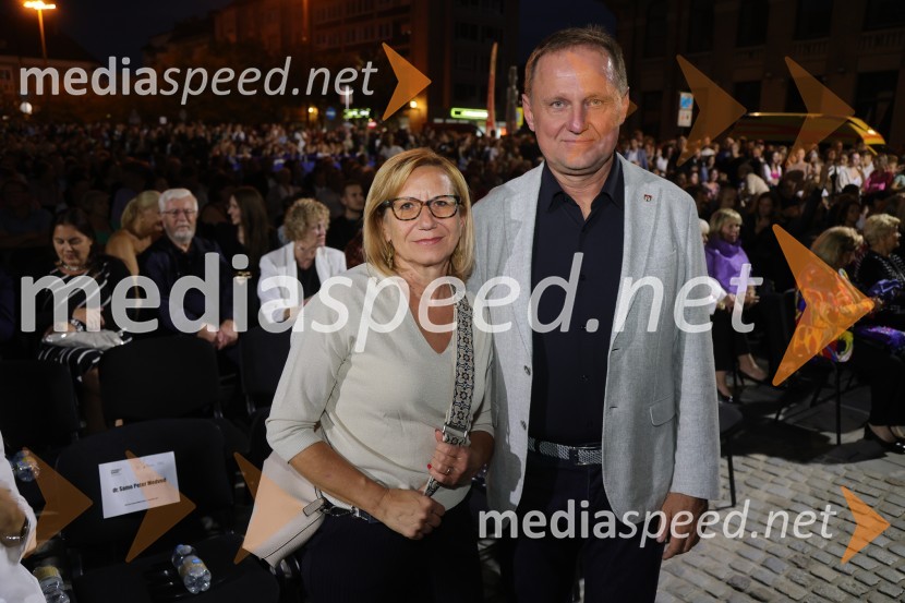  Duška Medved; dr. Samo Peter Medved,  podžupan, Mestna občina Maribor Druženje pred odpovedano baletno predstavo Romeo in Julija na Glavnem trgu v Mariboru