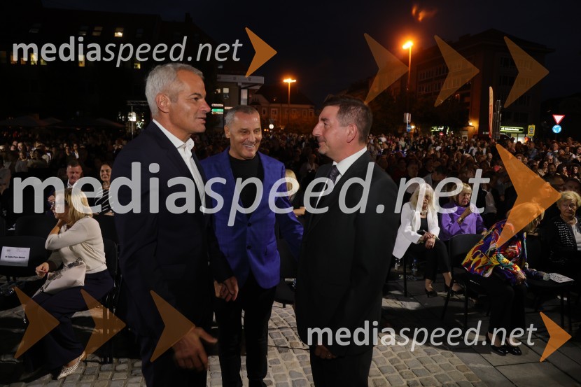  Aleksander Saša Arsenovič, župan, Mestna občina Maribor;  Danilo Rošker, direktor SNG Maribor; dr. Aleš Musar, lastnik Ruske dačeDruženje pred odpovedano baletno predstavo Romeo in Julija na Glavnem trgu v Mariboru