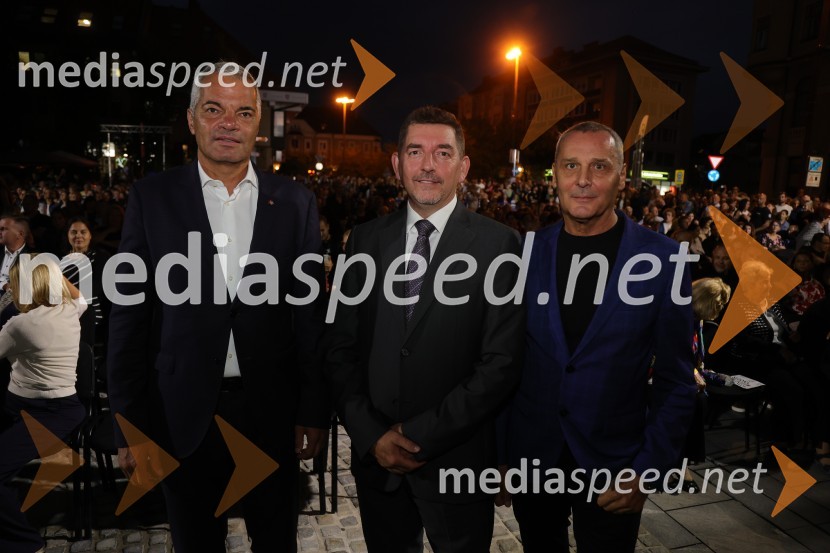  Aleksander Saša Arsenovič, župan, Mestna občina Maribor; dr. Aleš Musar, lastnik Ruske dače;  Danilo Rošker, direktor SNG MariborDruženje pred odpovedano baletno predstavo Romeo in Julija na Glavnem trgu v Mariboru