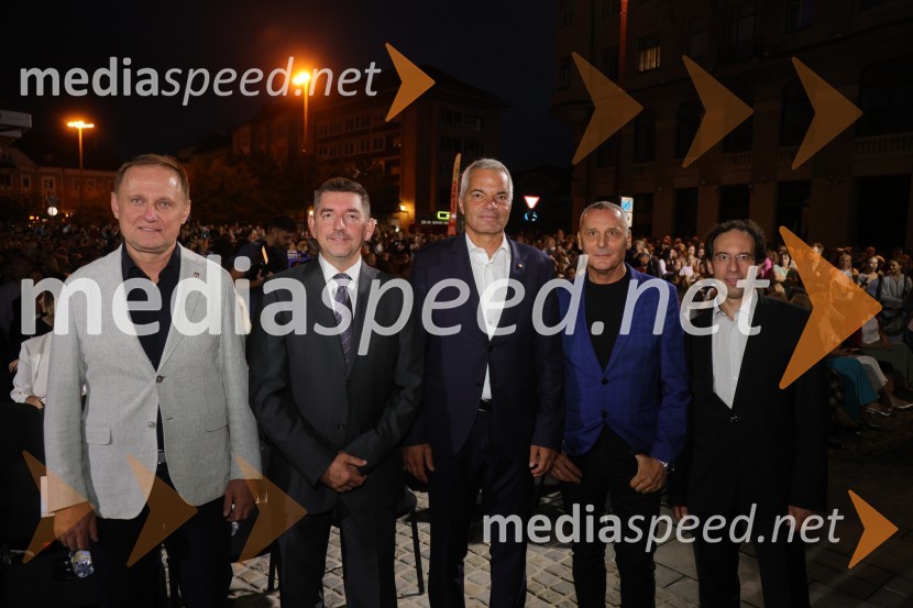 dr. Samo Peter Medved,  podžupan, Mestna občina Maribor ; dr. Aleš Musar, lastnik Ruske dače;  Aleksander Saša Arsenovič, župan, Mestna občina Maribor;  Danilo Rošker, direktor SNG Maribor;  Simon Krečič, umetniški direktor Opere SNG MariborDruženje pred odpovedano baletno predstavo Romeo in Julija na Glavnem trgu v Mariboru