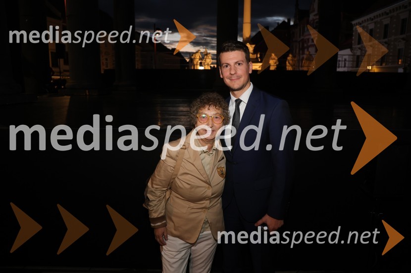  Dragica Petrovič, režiserka in producentka;  Jan Kovačič, generalni sekretar, Urad predsednice Republike SlovenijeDruženje pred odpovedano baletno predstavo Romeo in Julija na Glavnem trgu v Mariboru