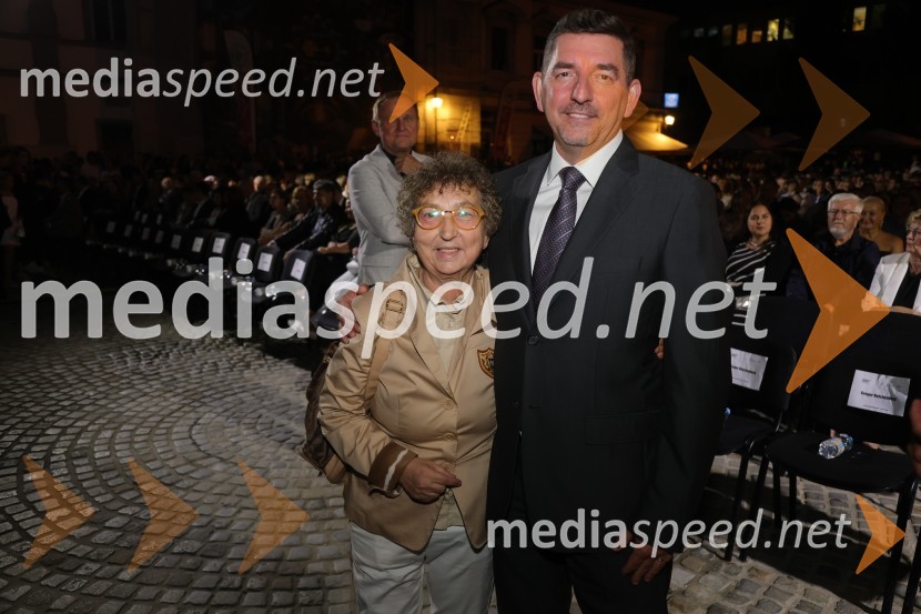  Dragica Petrovič, režiserka in producentka; dr. Aleš Musar, lastnik Ruske dačeDruženje pred odpovedano baletno predstavo Romeo in Julija na Glavnem trgu v Mariboru