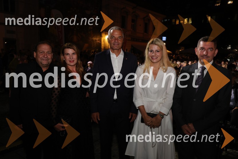  Darko  Brlek, direktor in umetniški vodja, Festival Ljubljana;  Janja Lamberger;  Aleksander Saša Arsenovič, župan, Mestna občina Maribor;  Katja Arsenovič, direktorica Rožmarin Hospitality Group; dr. Aleš Musar, lastnik Ruske dačeDruženje pred odpovedano baletno predstavo Romeo in Julija na Glavnem trgu v Mariboru