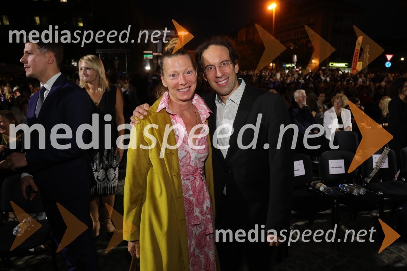  Nataša Matjašec Rošker, igralka;  Simon Krečič, umetniški direktor Opere SNG MariborDruženje pred odpovedano baletno predstavo Romeo in Julija na Glavnem trgu v Mariboru