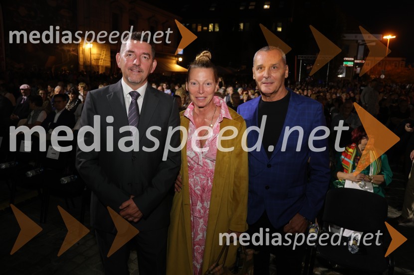 dr. Aleš Musar, lastnik Ruske dače;  Nataša Matjašec Rošker, igralka;  Danilo Rošker, direktor SNG MariborDruženje pred odpovedano baletno predstavo Romeo in Julija na Glavnem trgu v Mariboru