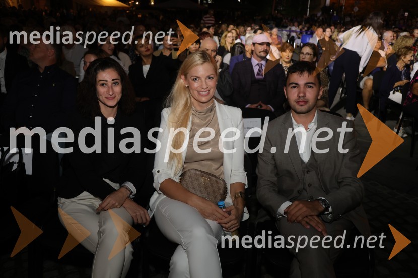 Druženje pred odpovedano baletno predstavo Romeo in Julija na Glavnem trgu v Mariboru