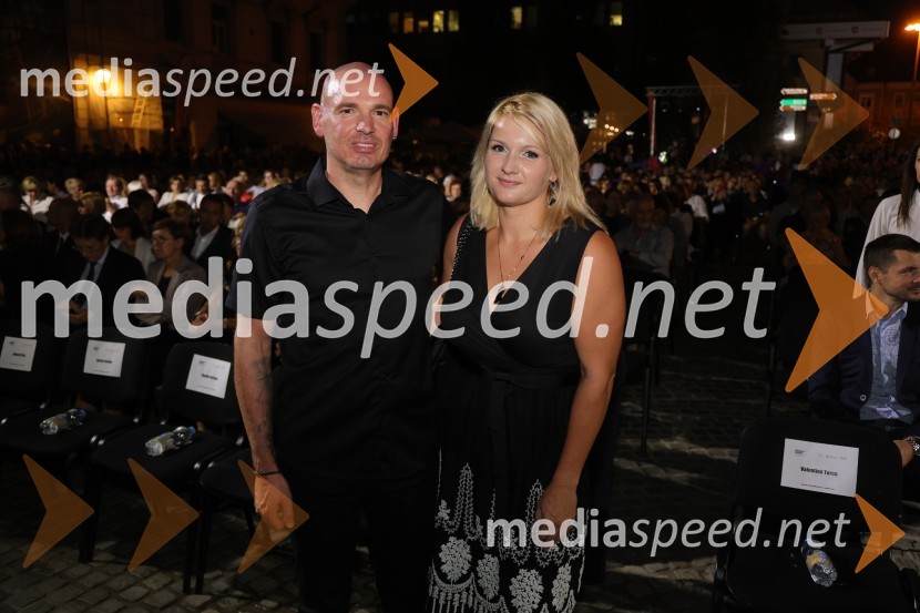 Druženje pred odpovedano baletno predstavo Romeo in Julija na Glavnem trgu v Mariboru