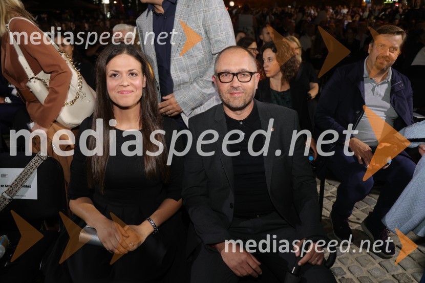  Emina  Koren;  Gregor Reichenberg,  podžupan MOM za področje arhitekture in prostoraDruženje pred odpovedano baletno predstavo Romeo in Julija na Glavnem trgu v Mariboru