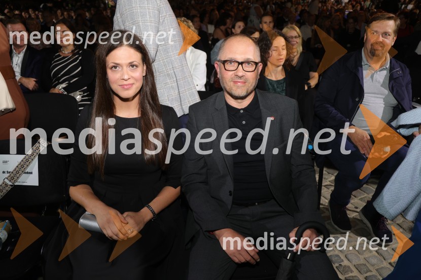  Emina  Koren;  Gregor Reichenberg,  podžupan MOM za področje arhitekture in prostoraDruženje pred odpovedano baletno predstavo Romeo in Julija na Glavnem trgu v Mariboru