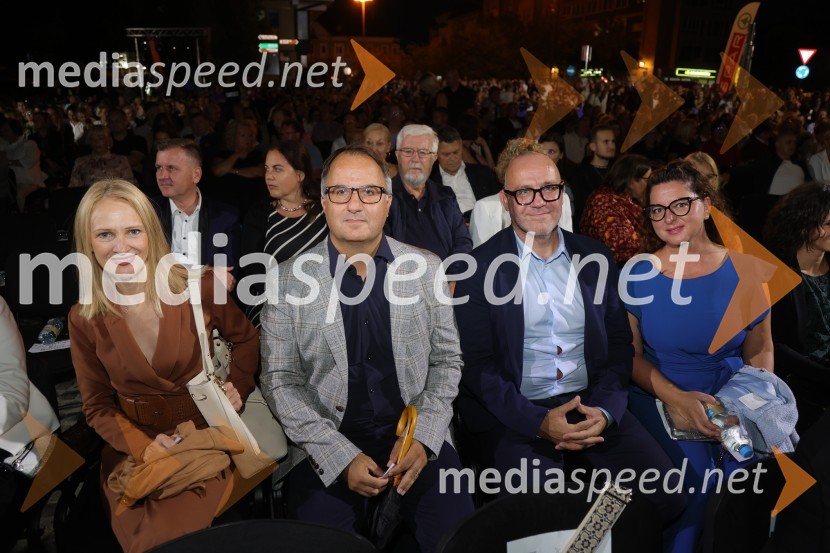 Druženje pred odpovedano baletno predstavo Romeo in Julija na Glavnem trgu v Mariboru