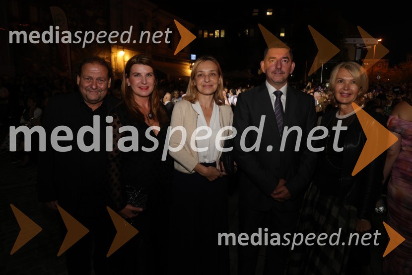  Darko  Brlek, direktor in umetniški vodja, Festival Ljubljana;  Janja Lamberger; dr. Alja  Brglez, šefinja kabineta bivšega predsednika RS; dr. Aleš Musar, lastnik Ruske dače;  Nevenka Črešnar Pergar, lastnica in direktorica podjetja NP ConsultingDruženje pred odpovedano baletno predstavo Romeo in Julija na Glavnem trgu v Mariboru