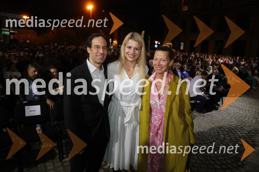  Simon Krečič, umetniški direktor Opere SNG Maribor;  Katja Arsenovič, direktorica Rožmarin Hospitality Group;  Nataša Matjašec Rošker, igralkaDruženje pred odpovedano baletno predstavo Romeo in Julija na Glavnem trgu v Mariboru