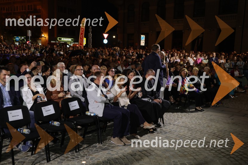 Druženje pred odpovedano baletno predstavo Romeo in Julija na Glavnem trgu v Mariboru