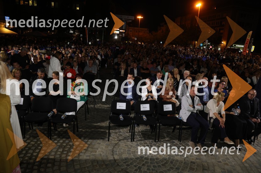 Druženje pred odpovedano baletno predstavo Romeo in Julija na Glavnem trgu v Mariboru