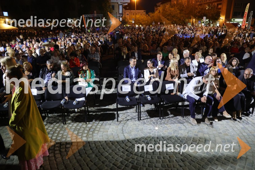 Druženje pred odpovedano baletno predstavo Romeo in Julija na Glavnem trgu v Mariboru