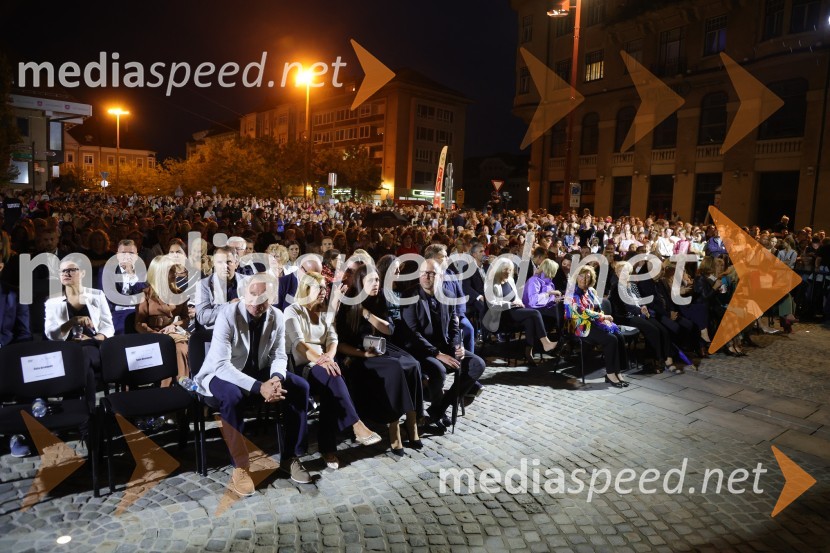 Druženje pred odpovedano baletno predstavo Romeo in Julija na Glavnem trgu v Mariboru