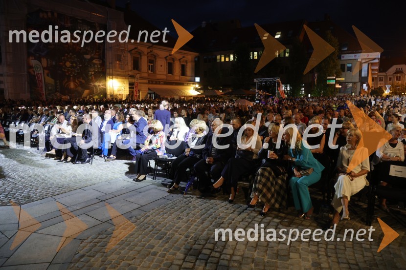 Druženje pred odpovedano baletno predstavo Romeo in Julija na Glavnem trgu v Mariboru