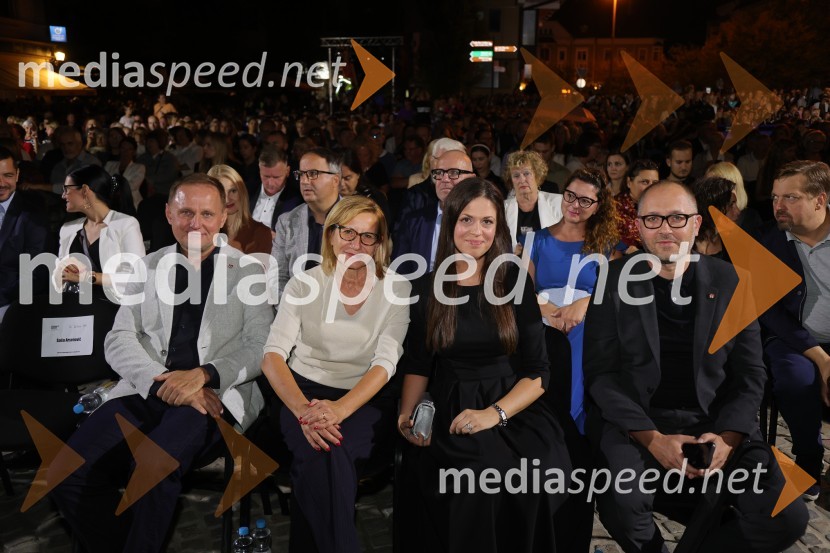 dr. Samo Peter Medved,  podžupan, Mestna občina Maribor ;  Duška Medved;  Emina  Koren;  Gregor Reichenberg,  podžupan MOM za področje arhitekture in prostoraDruženje pred odpovedano baletno predstavo Romeo in Julija na Glavnem trgu v Mariboru