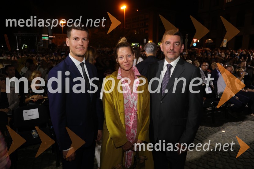  Jan Kovačič, generalni sekretar, Urad predsednice Republike Slovenije;  Nataša Matjašec Rošker, igralka; dr. Aleš Musar, lastnik Ruske dačeDruženje pred odpovedano baletno predstavo Romeo in Julija na Glavnem trgu v Mariboru