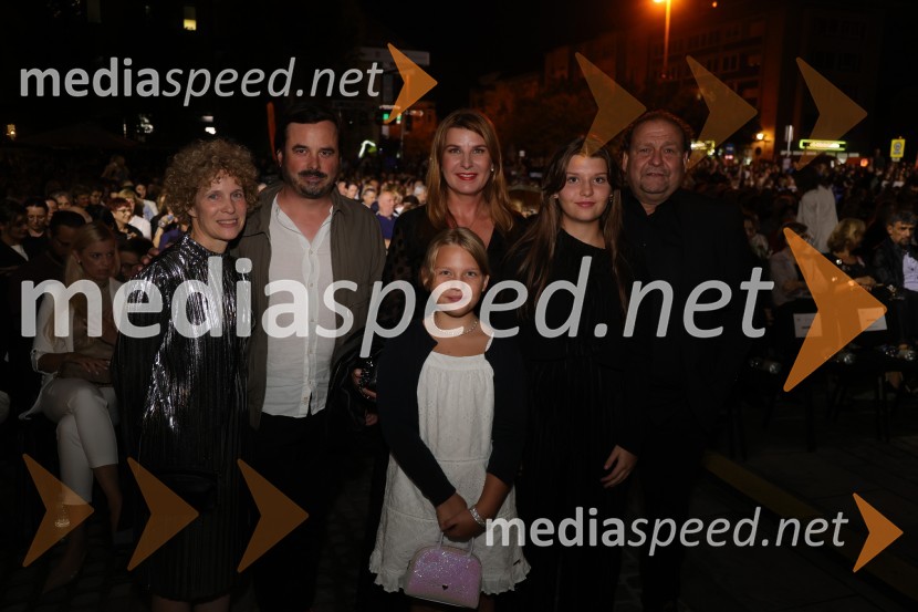  ... ;  ... ;  Martina Neža Brlek;  Janja Lamberger;  Eva Marija Brlek;  Darko  Brlek, direktor in umetniški vodja, Festival LjubljanaDruženje pred odpovedano baletno predstavo Romeo in Julija na Glavnem trgu v Mariboru