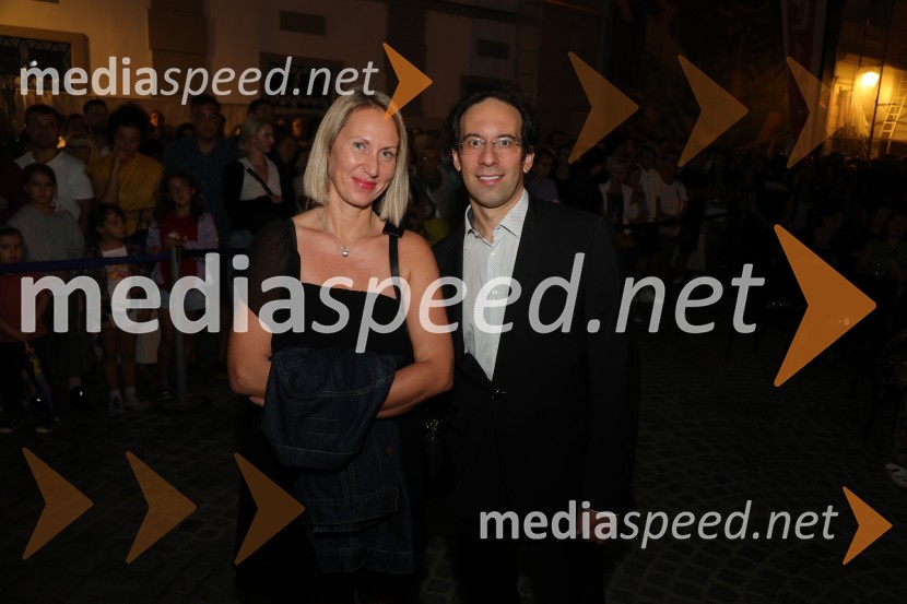  Mateja Kožuh, producentka in joga učiteljica MS7;  Simon Krečič, umetniški direktor Opere SNG MariborDruženje pred odpovedano baletno predstavo Romeo in Julija na Glavnem trgu v Mariboru