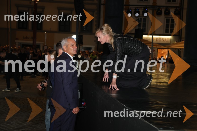  Aleksander Saša Arsenovič, župan, Mestna občina Maribor;  Valentina Turcu, koreografinja in baletna solistkaDruženje pred odpovedano baletno predstavo Romeo in Julija na Glavnem trgu v Mariboru