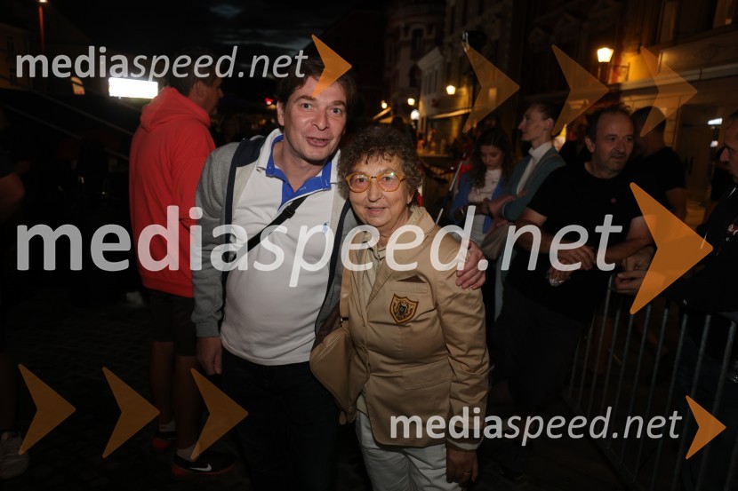  ... ;  Dragica Petrovič, režiserka in producentkaDruženje pred odpovedano baletno predstavo Romeo in Julija na Glavnem trgu v Mariboru