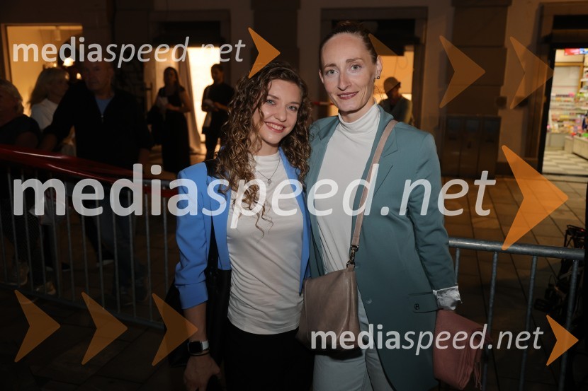 Druženje pred odpovedano baletno predstavo Romeo in Julija na Glavnem trgu v Mariboru